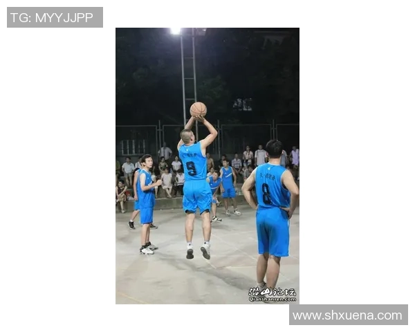 武打明星在篮球场上展现风采的精彩瞬间与动感图片合集